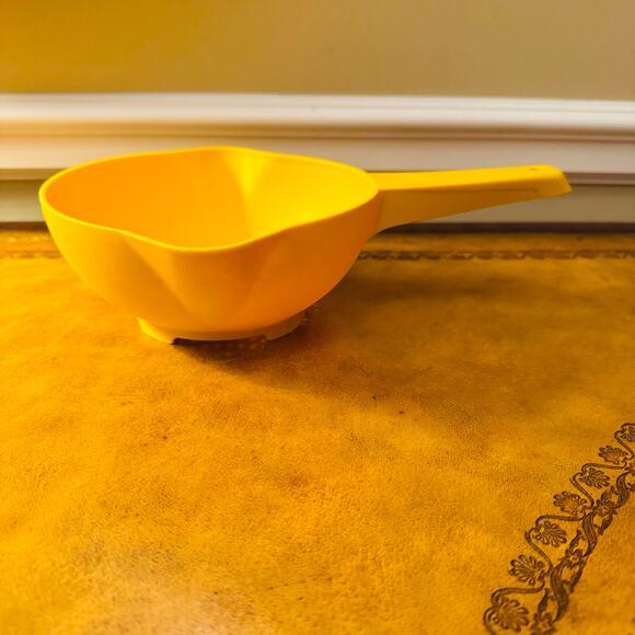 Tupperware Colander 1 Qt Yellow Footd Strainer Sieve Vegetable Drainer Retro 70s - Picture 2 of 5